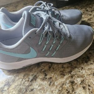 Ladies Nike running tennis shoes